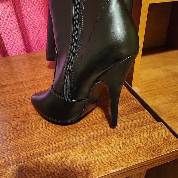 Over the knee boots - Picture 2 of 9